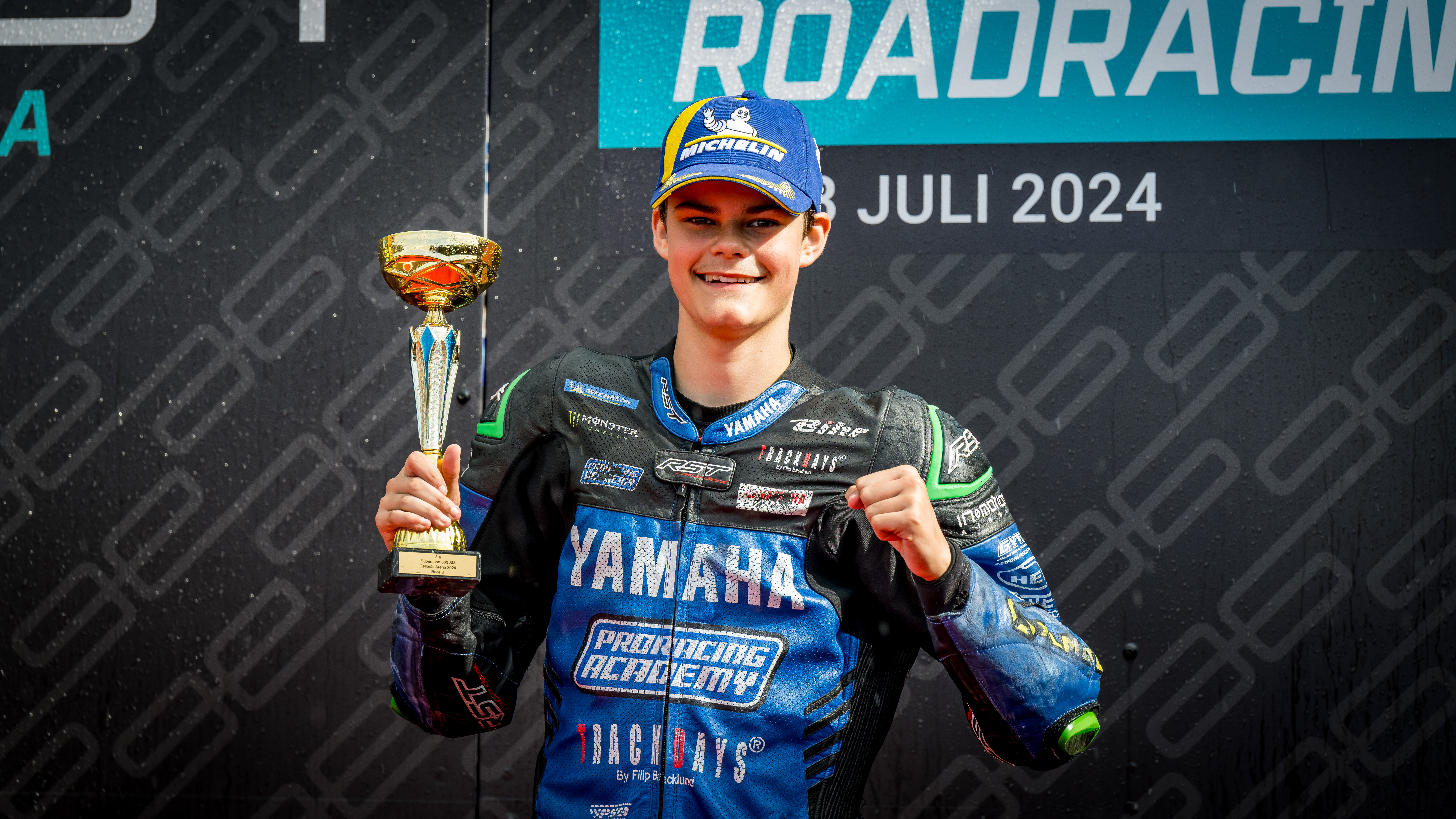 Maximus poserar med guldpokalen